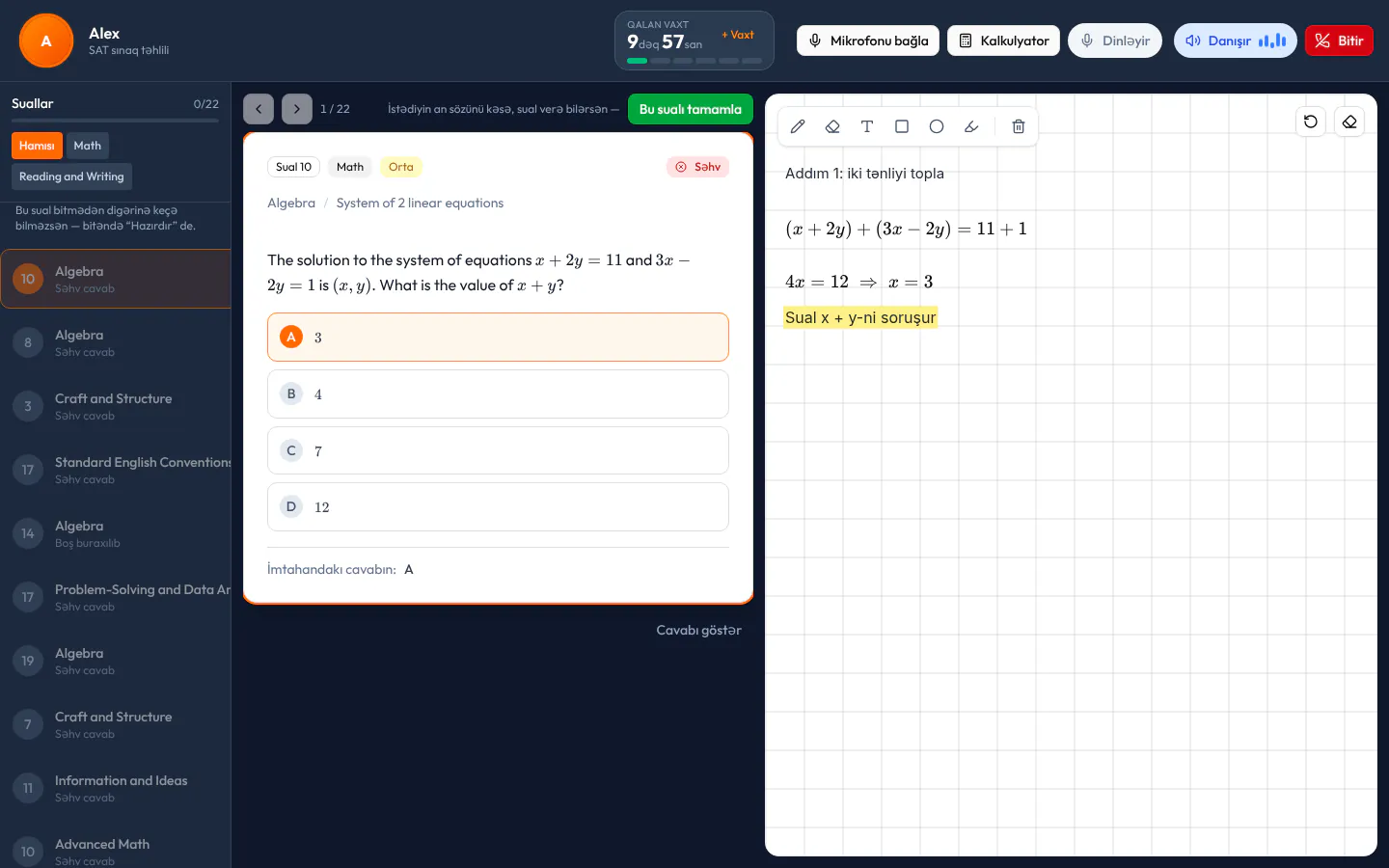 AI Tutor dərs ekranı: solda səhv və boş buraxılan suallar, ortada SAT Math sualı (x + 2y = 11 və 3x − 2y = 1 sistemində x + y), sağda müəllimin lövhəyə alt-alta yazdığı addımlar.